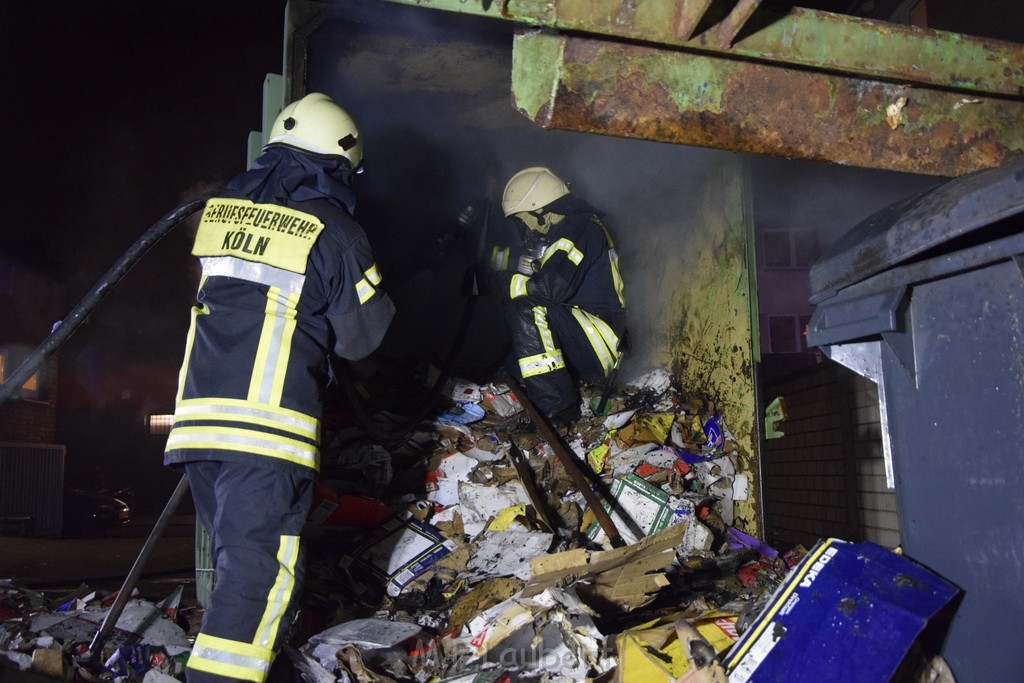 Feuer Papp Presscontainer Koeln Hoehenberg Bochumerstr P400.JPG - Miklos Laubert